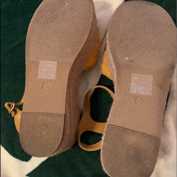 The Giselle Bow Wedge in Mustard - EUC Sz 8.5 - Picture 5 of 8